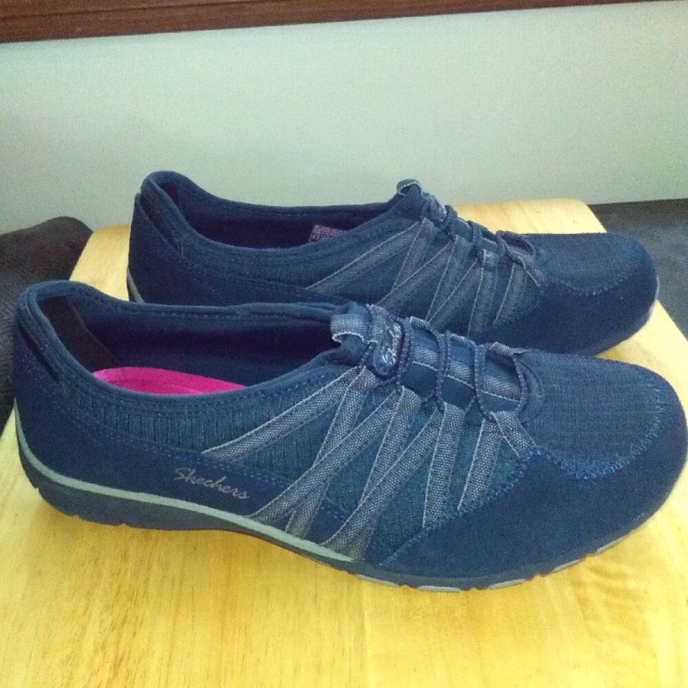 Women's Skechers navy memory foam relaxed fit suede and nylon shoes NWT size 9.5